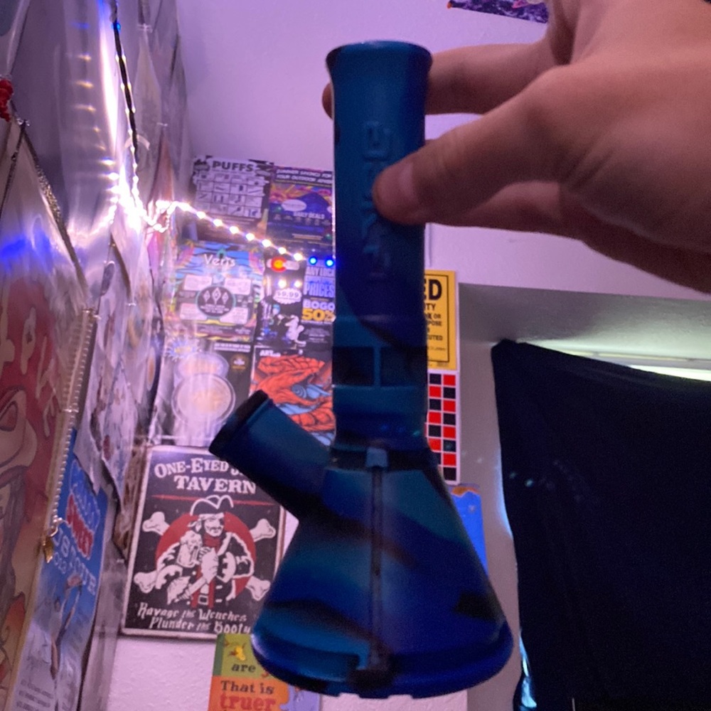 this is and 8 inch silicone water pipe i do not use anymore… it has been clean
